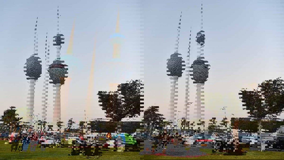 كاتب كويتي يدافع عن الجالية المصرية في بلاده عقب دعوات ترحيلهم