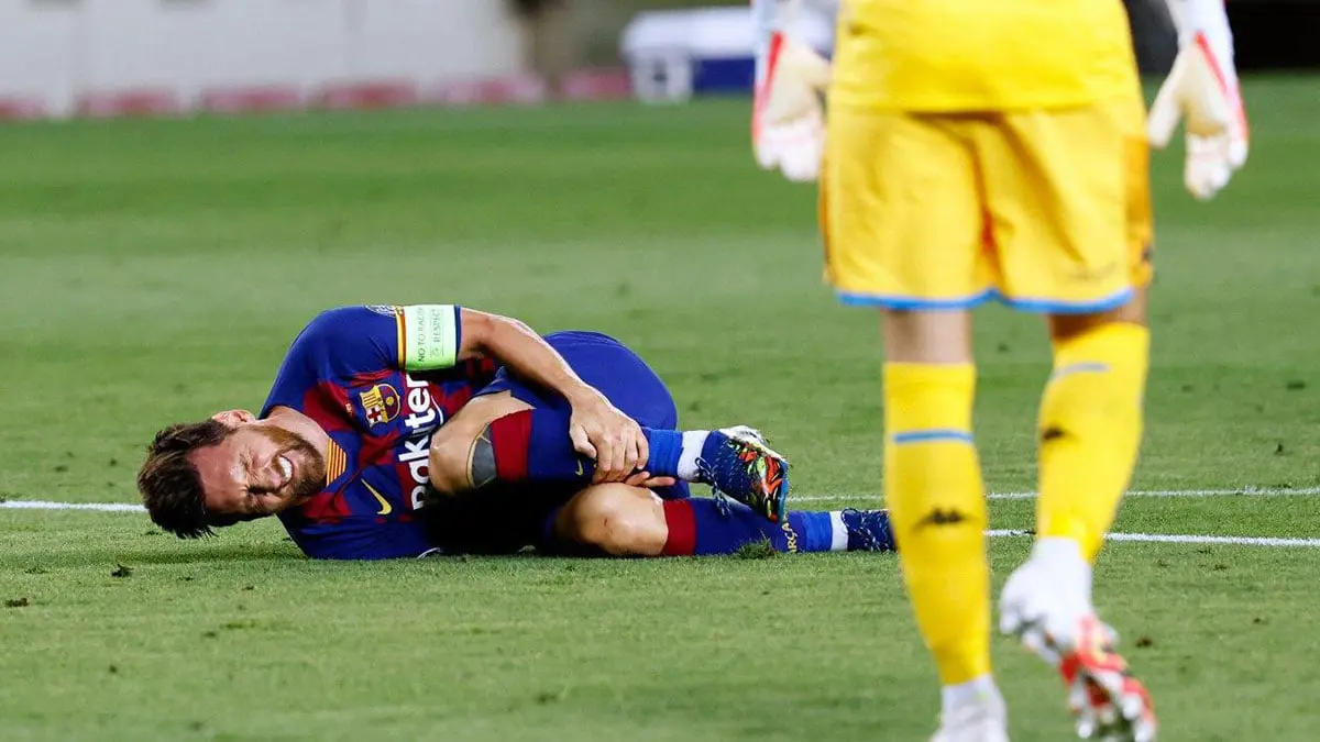 تفاصيل إصابة ميسي في مباراة برشلونة ضد نابولي بدوري أبطال أوروبا