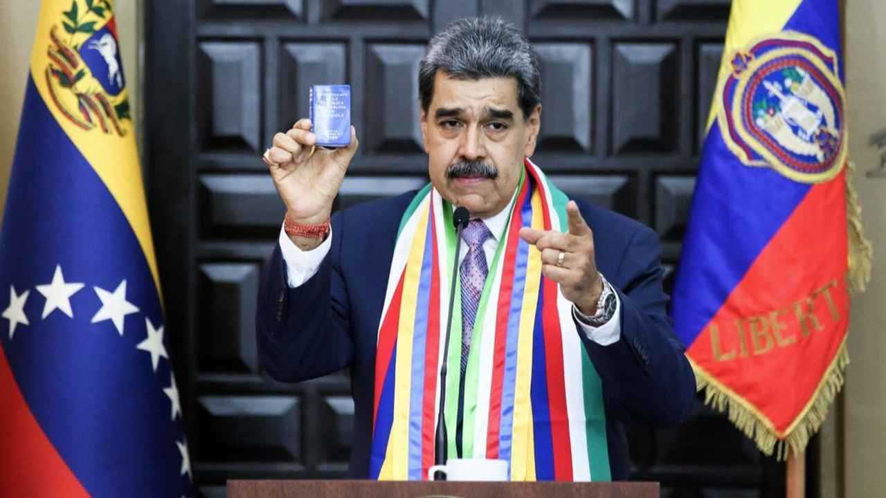 "دولة شقيقة وحكومة صديقة".. مادورو يمد غصن الزيتون لترامب