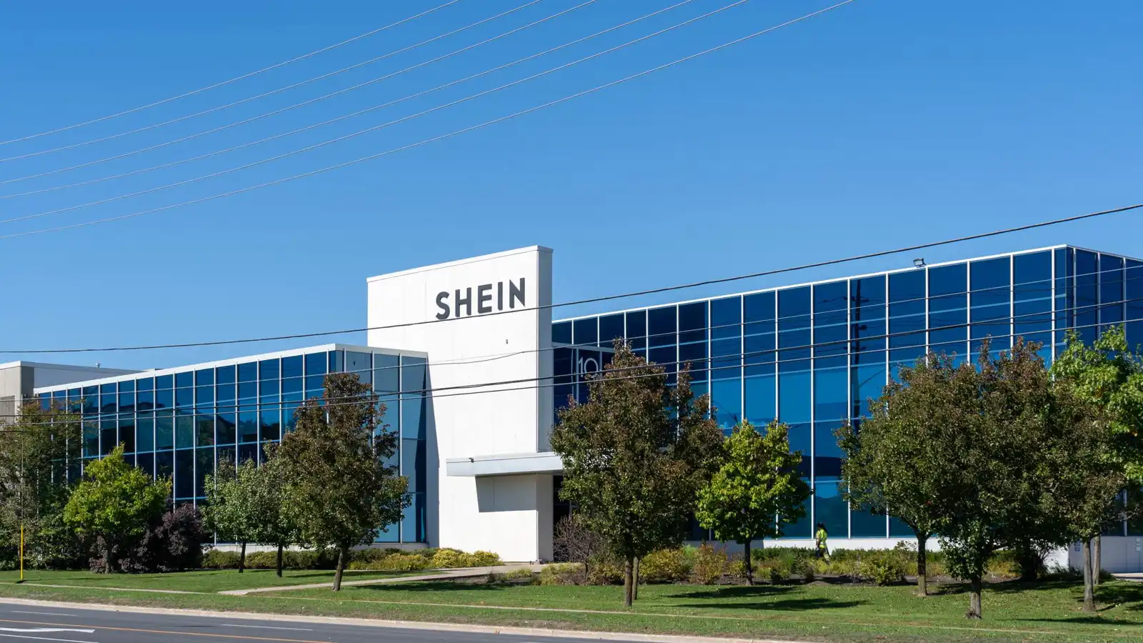 فرنسا تُهدد بحظر "شي إن" بعد بيع دمى مثيرة للجدل