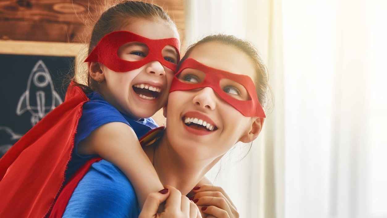 "الأم الخارقة".. كيف تتحرّرين من عبء الارتكاز العاطفي