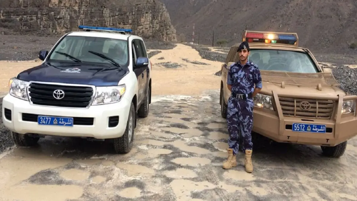 نجت والدته.. فتى يقتل شقيقتيه طعنا بالسكين في سلطنة عمان