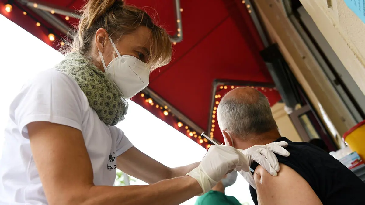 جديد كورونا.. ازدياد احتمال الإصابة بمرض عصبي نادر إذا أخذت هذا اللقاح