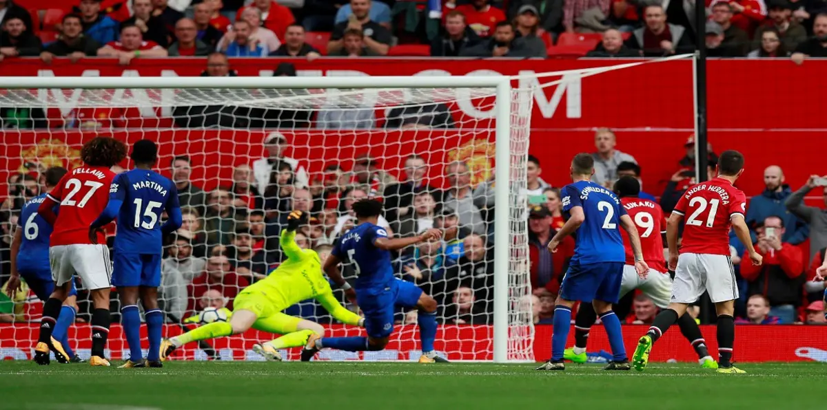 مانشستر يونايتد يكتسح إيفرتون ويستعيد صدارة الدوري الإنجليزي