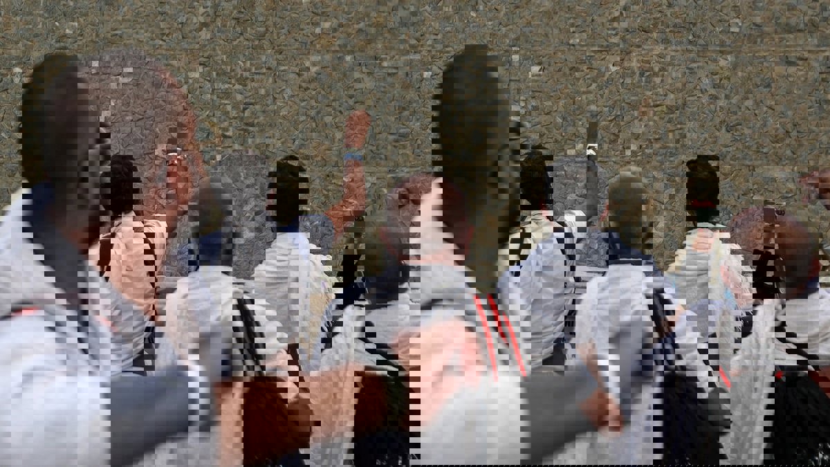 "سيلفي مع الشيطان".. حاج يلتقط صورة طريفة خلال رمي الجمرات