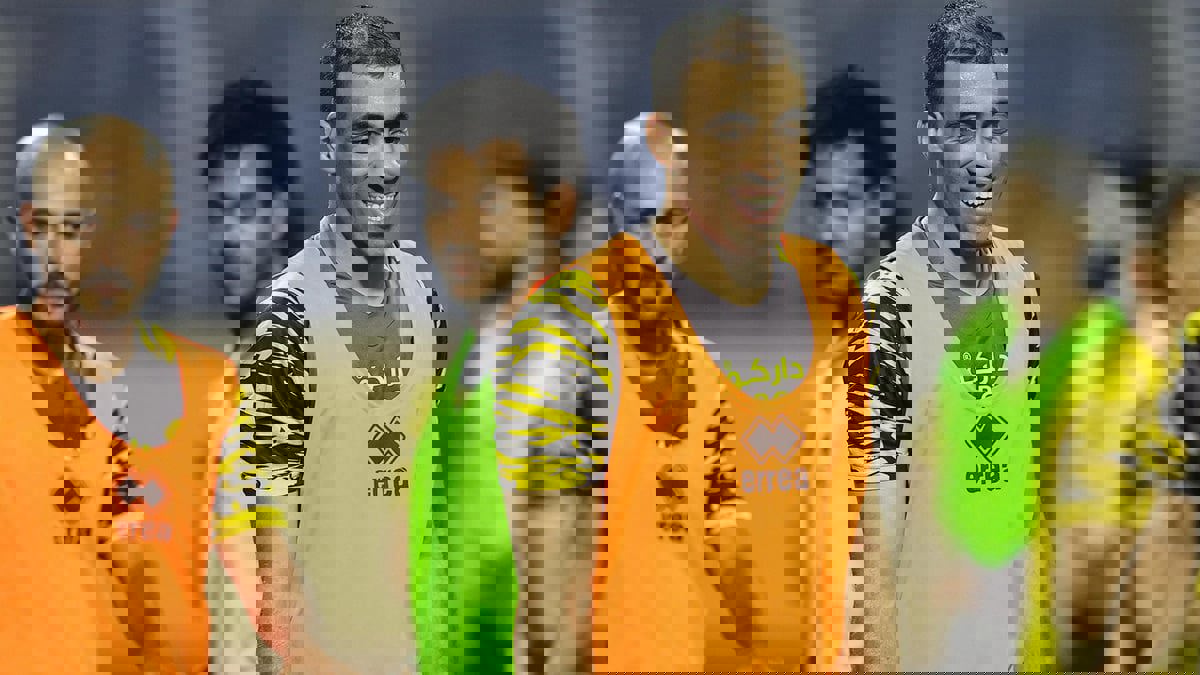 شاهد عناق بيتروس وعبدالرزاق حمدالله قبل مباراة الاتحاد والفتح (فيديو)