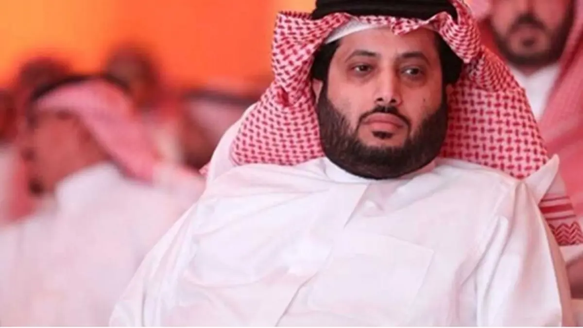 بالفيديو.. تركي آل الشيخ يثير غضب جمهور الفنان محمد عبده بتجاهل مصافحته