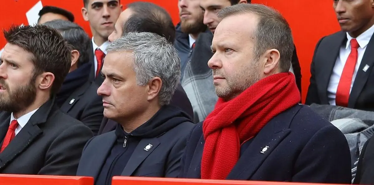 مشجعو مانشستر يونايتد يستأجرون طائرة للمطالبة بإقالة مسؤول بالنادي..من هو؟