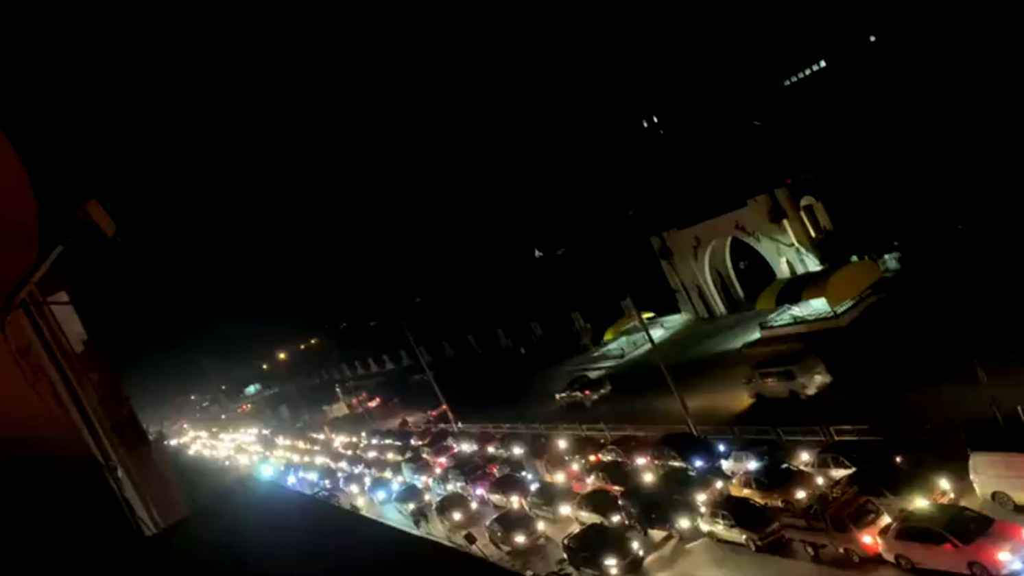 بعد سقوط حماة.. نزوح جماعي من حمص نحو طرطوس (فيديو)