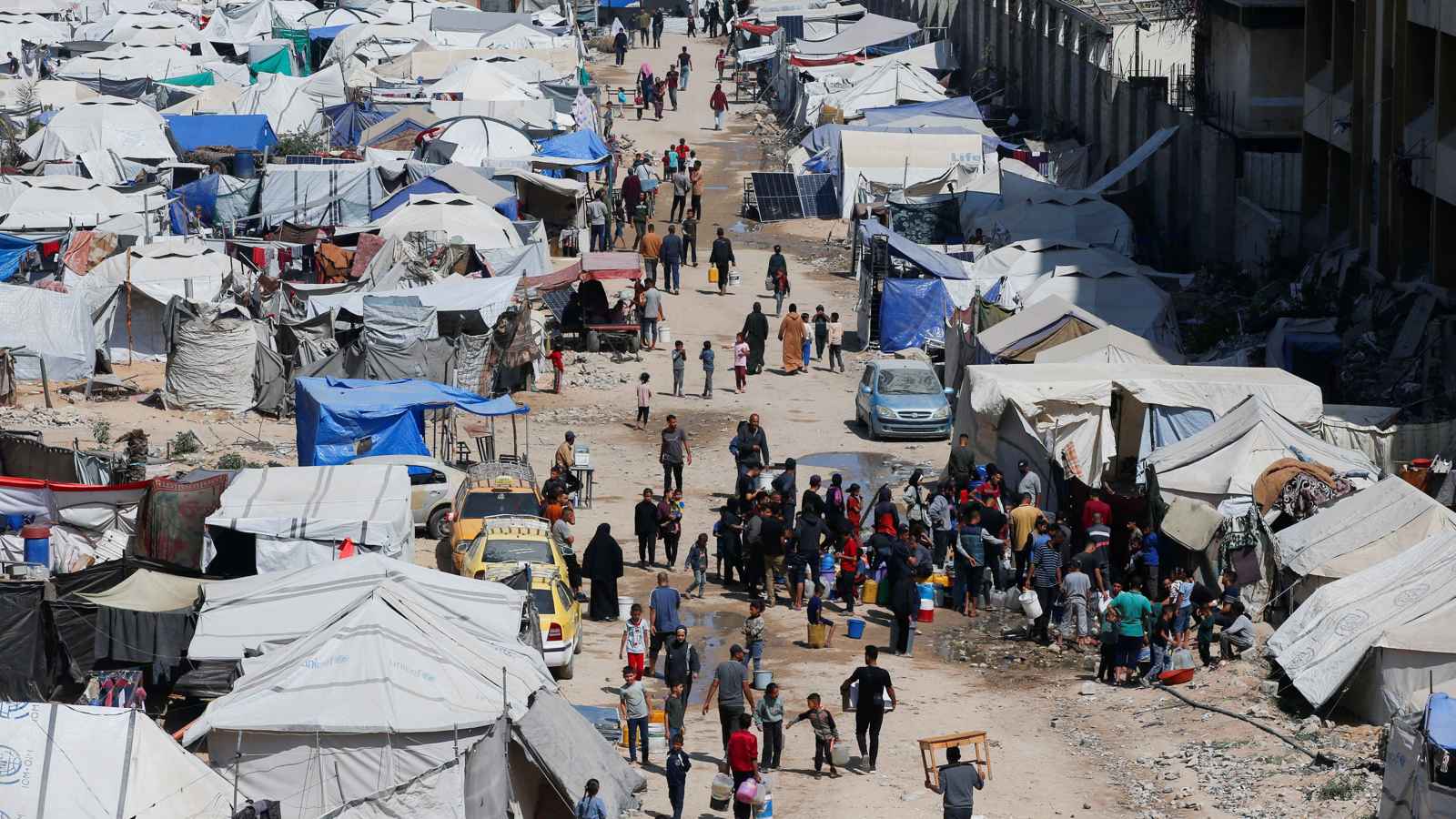 تكدس النازحين في غزة ينذر بكوارث صحية