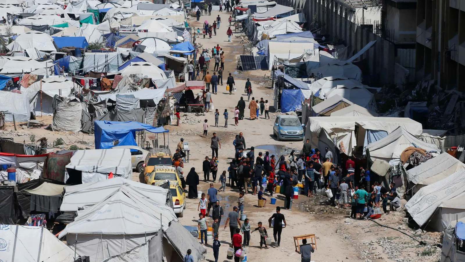 تكدس النازحين في غزة ينذر بكوارث صحية