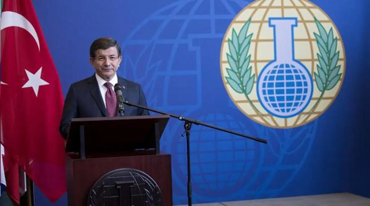 أوغلو يتهم الغرب بـ "النفاق" بشأن سوريا