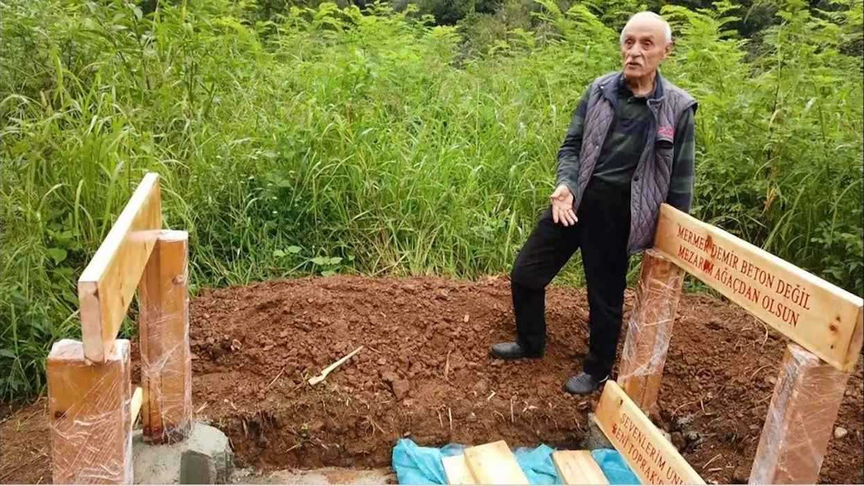 قبر بيئي فريد يتحلل مع التربة عند التوقف عن زيارته (صور)