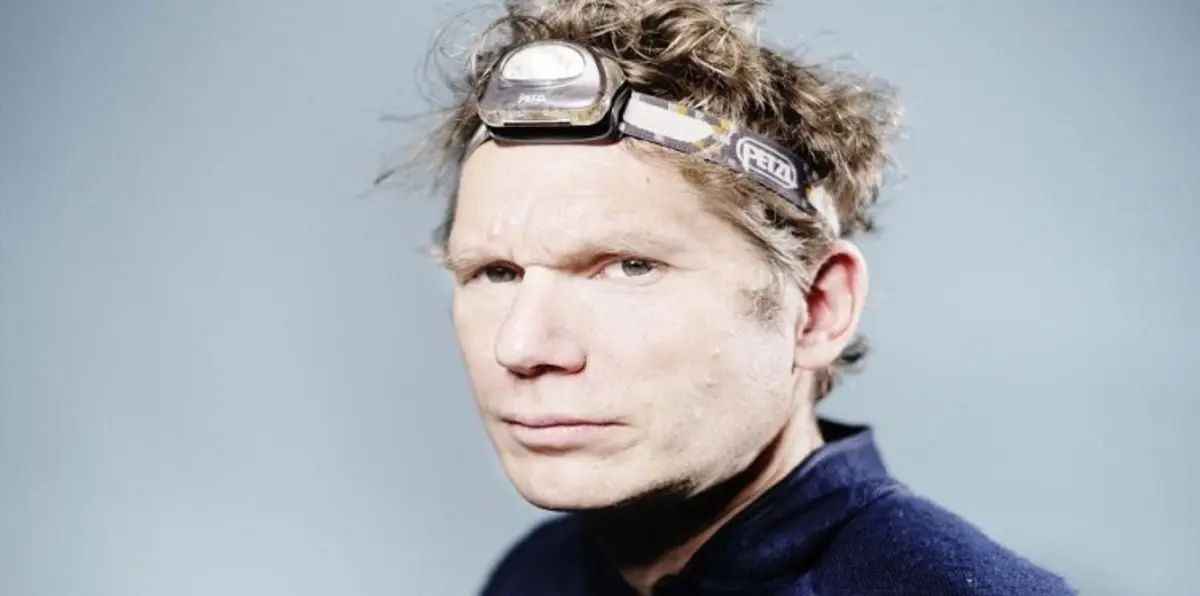 مغامر فرنسي يقرّر قضاء 8 أيام وسط صخرة "صور"