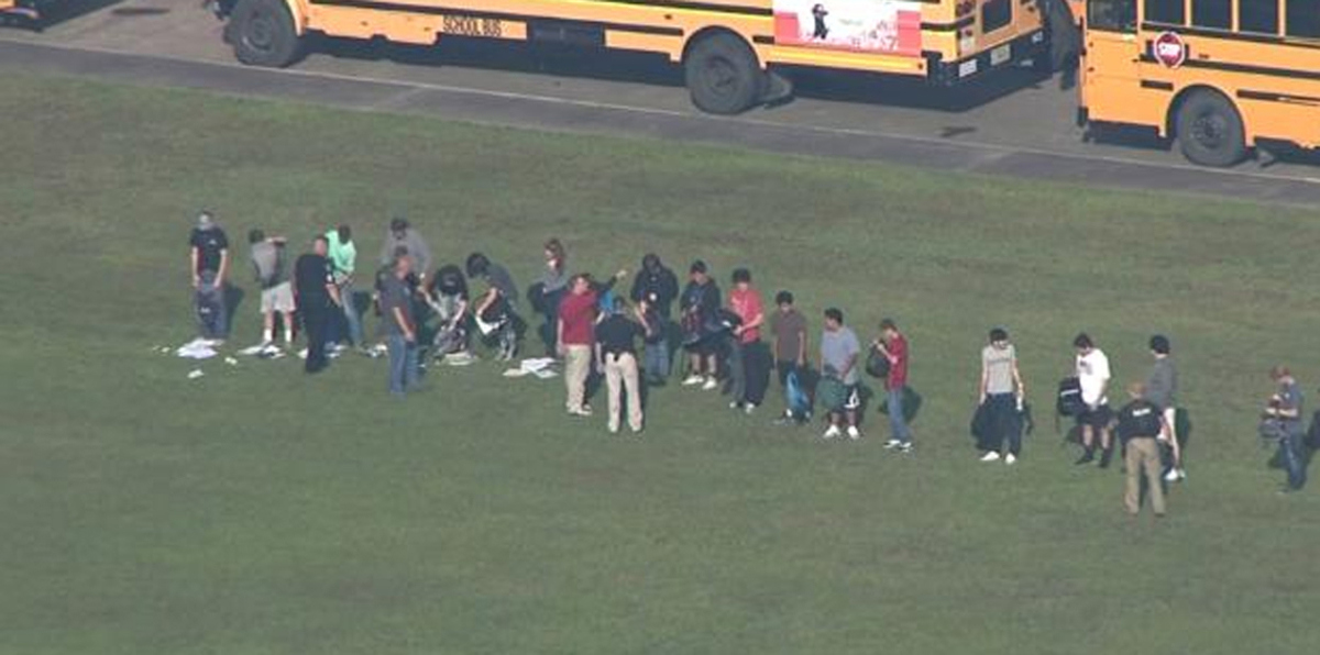 طالب يقتل 10 بالرصاص في مدرسة ثانوية في تكساس (فيديو)