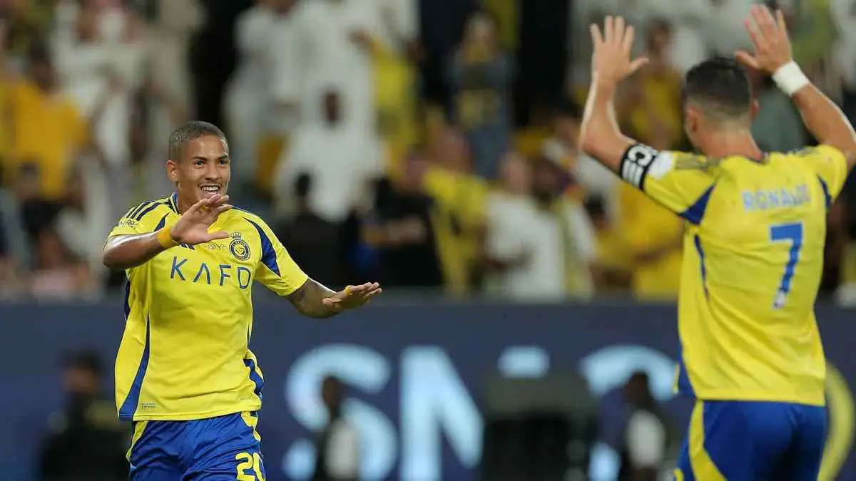 شقيق نجم النصر ينهار بعد صورة مع كريستيانو رونالدو (فيديو)