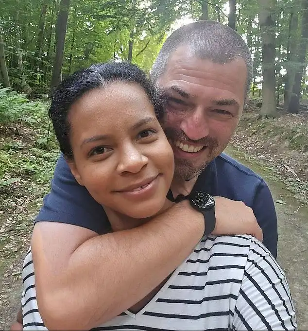 والد بيلينغهام مع صديقته الجديدة