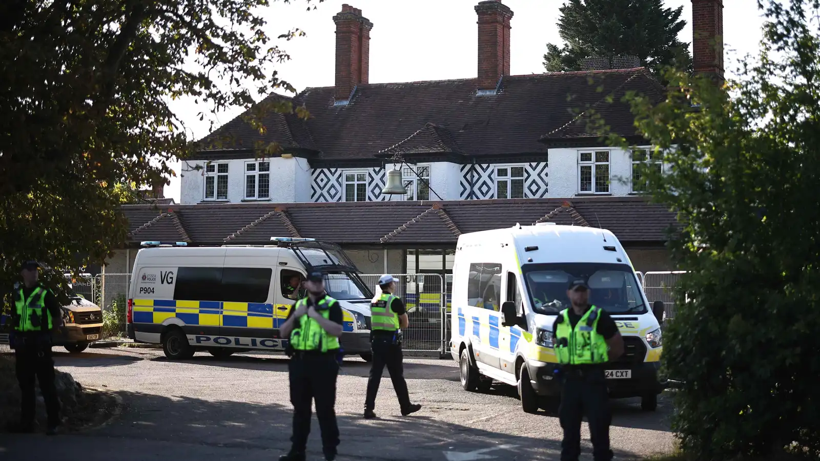 قوارب المهاجرين تشعل أزمة "غير مسبوقة" بين البريطانيين والحكومة