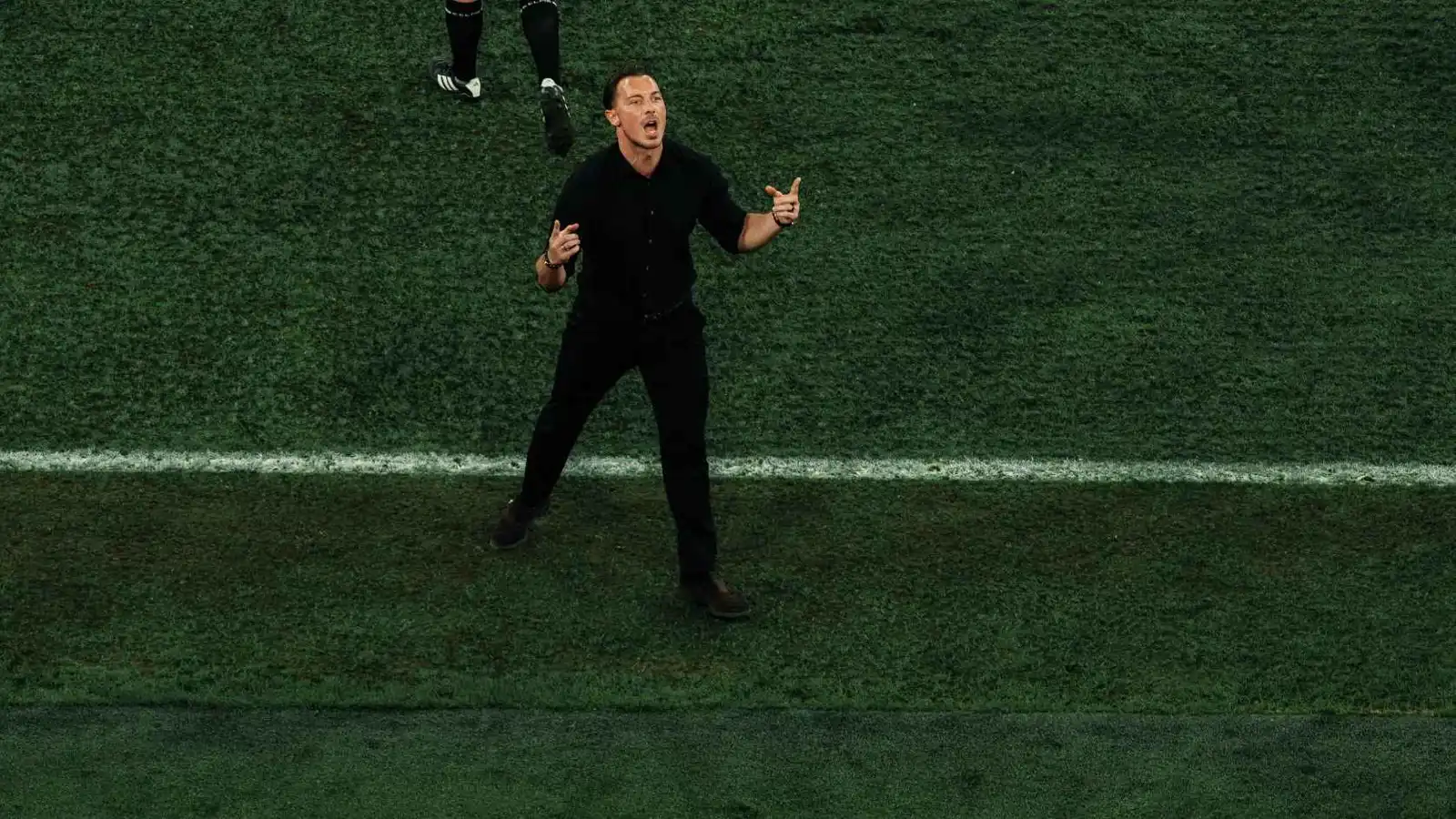 تميل إلى الأصفر.. يايسله يصدم صحفيا بعد فوز الأهلي السعودي (فيديو)