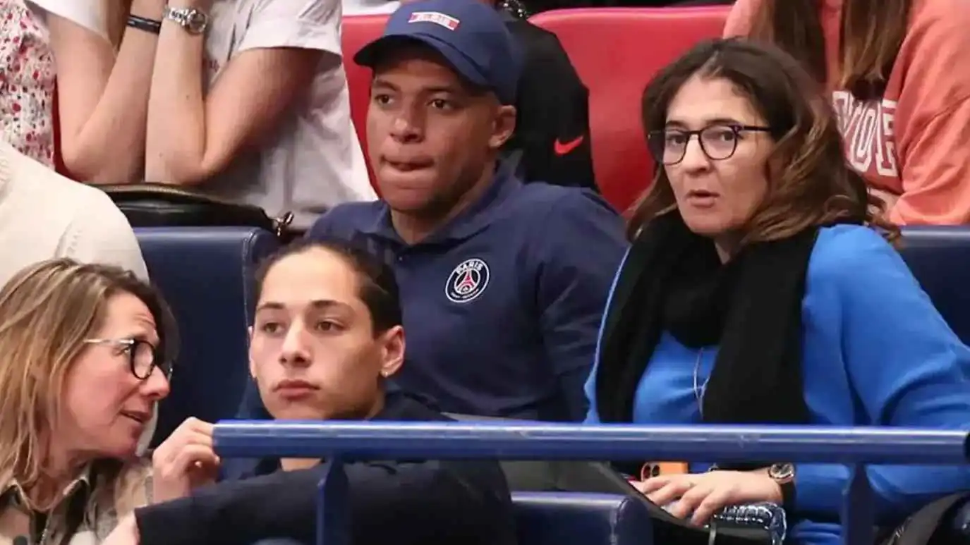 كيليان مبابي يقيل مدرب كان الفرنسي ويتعاقد مع نجم آرسنال السابق