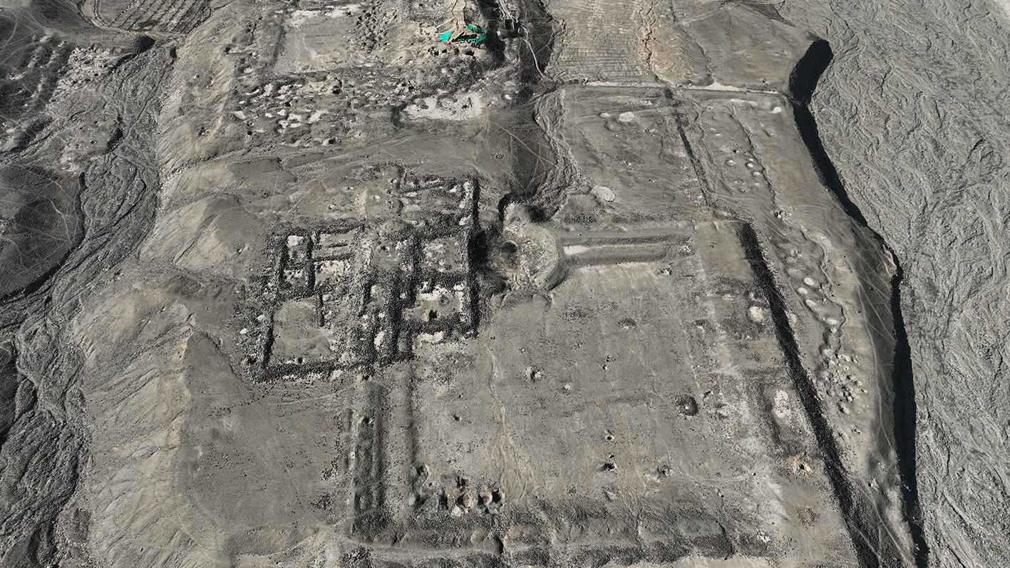 تعود إلى 3 آلاف عام.. العثور على لوحة بطول 5 أمتار في البيرو