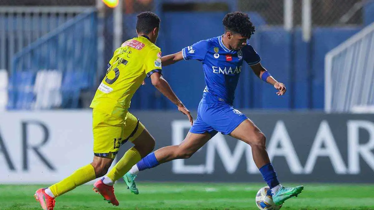 نجم الهلال المعار يثير غضب الجماهير بإعجابه بمنشور لاعب النصر (صورة)
