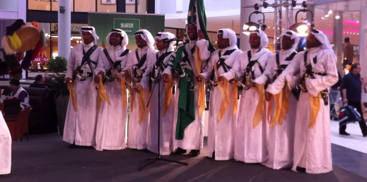 مدير جامعة سعودية يرقص "العرضة" مع الطلاب (فيديو)