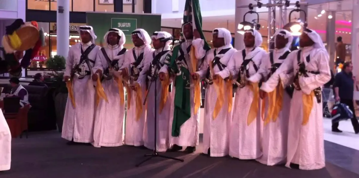 مدير جامعة سعودية يرقص "العرضة" مع الطلاب (فيديو)