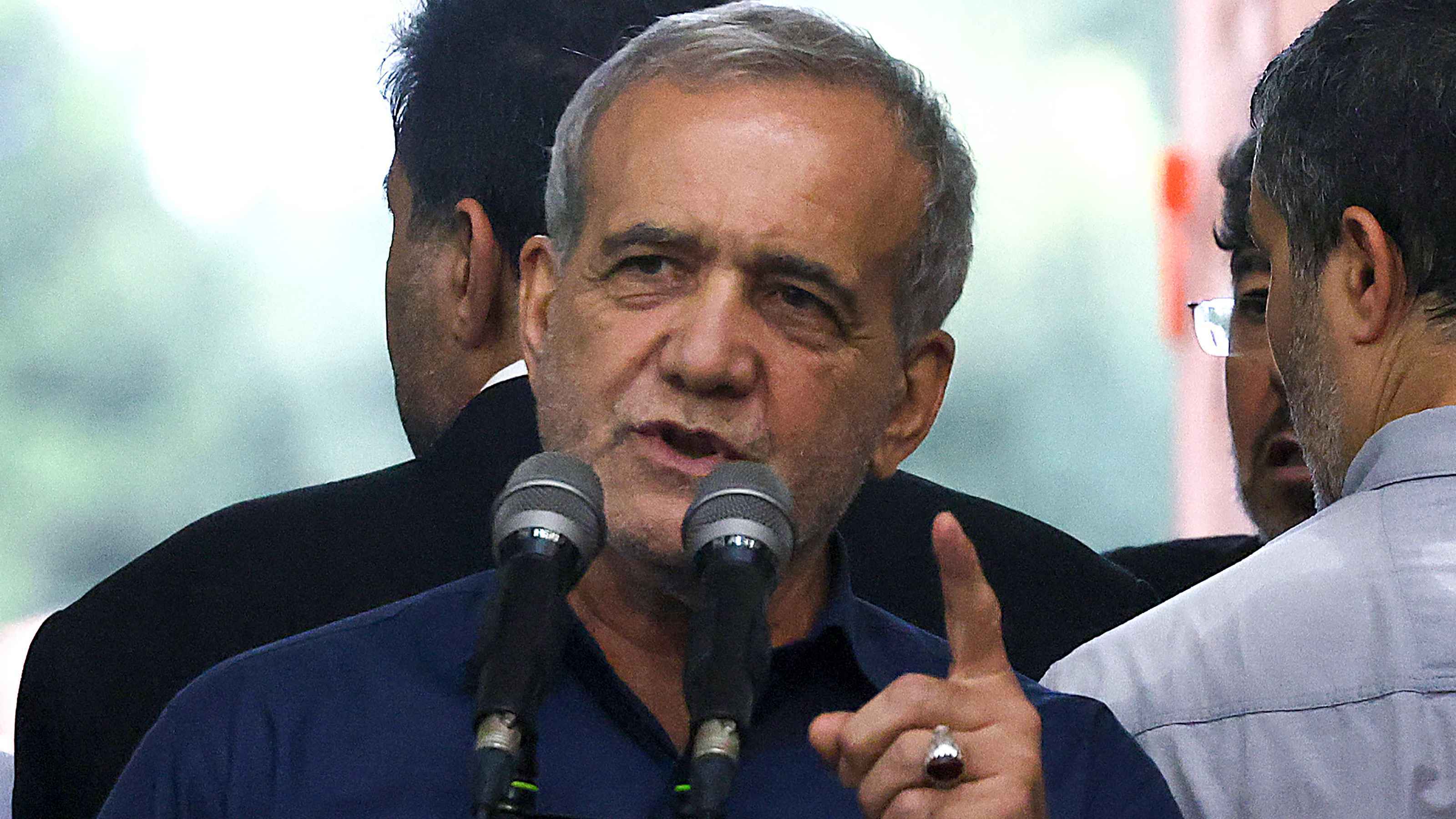 خبراء: بزشكيان سيواجه "أزمات" في برلمان يسيطر عليه متشددون