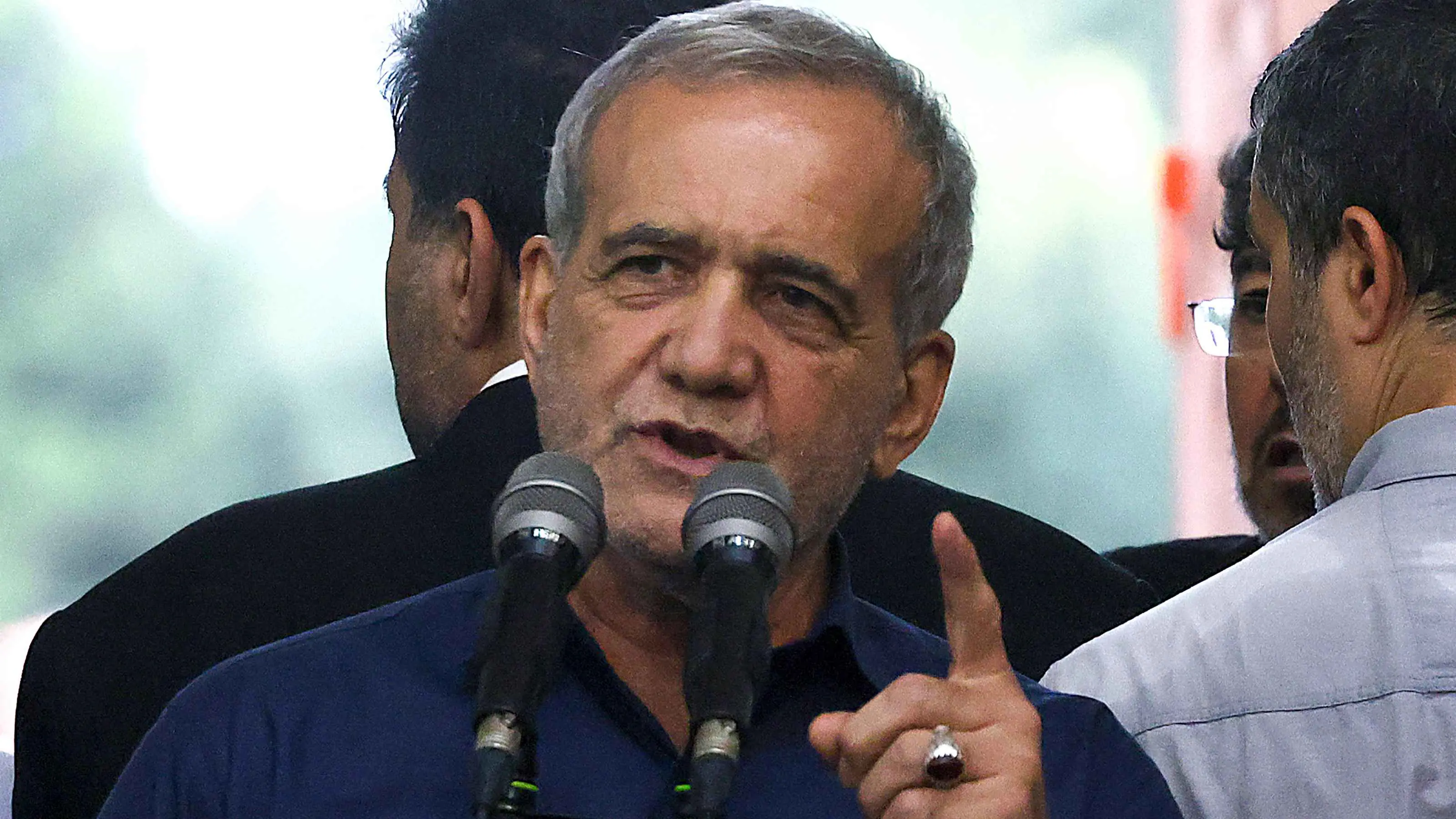 خبراء: بزشكيان سيواجه "أزمات" في برلمان يسيطر عليه متشددون