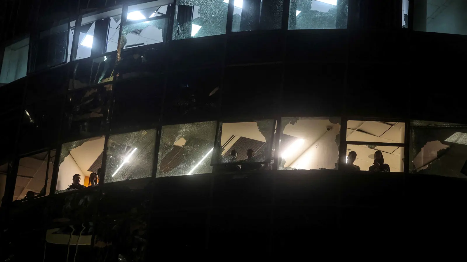 كاميرا مراقبة توثق لحظة سقوط صاروخ على تل أبيب (فيديو)