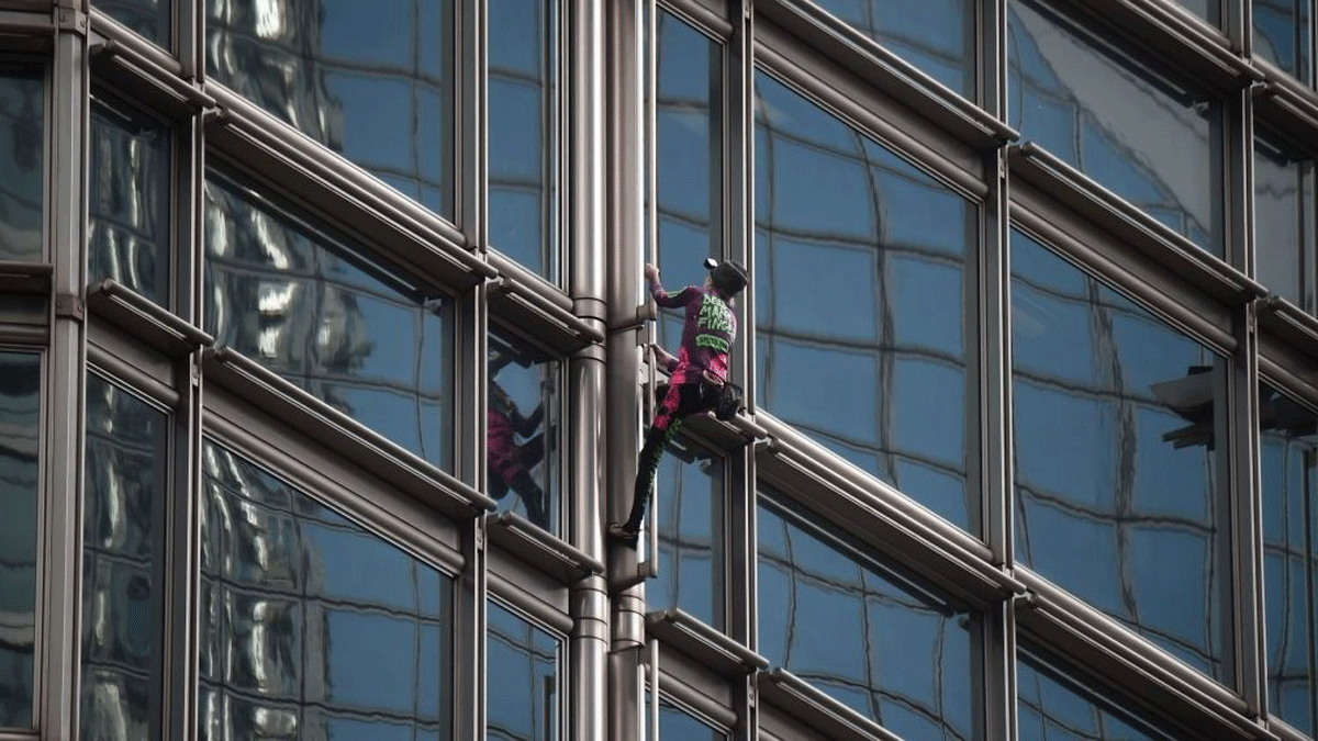 "سبايدرمان" الفرنسي يعلق لافتة سلام على ناطحة سحاب في هونغ كونغ‎