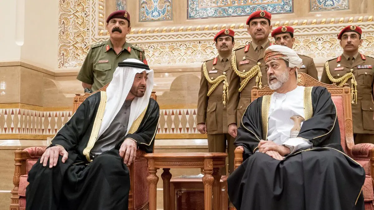 محمد بن زايد يهنئ السلطان هيثم بن طارق بعيد الفطر