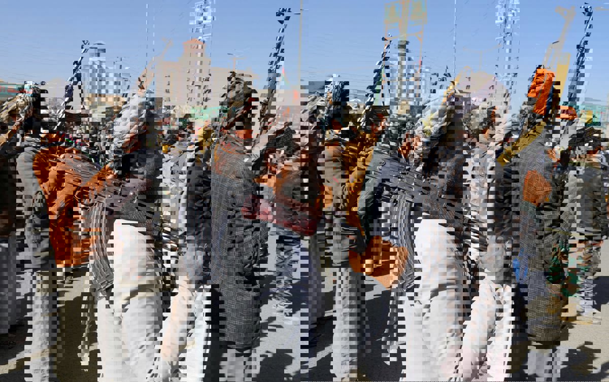 ميليشيا الحوثي تعلن مقتل 15 من أفرادها بغارات أمريكية بريطانية