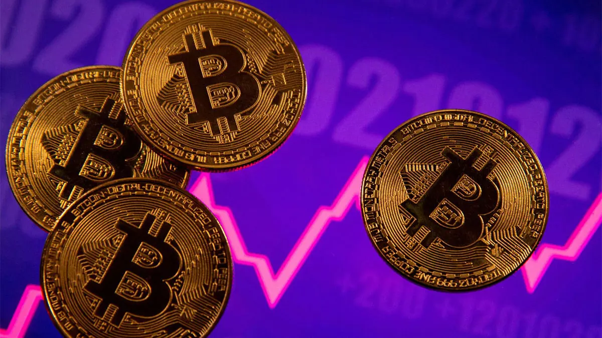 "بيتكوين" تتراجع إلى أدنى مستوياتها في 18 شهرا