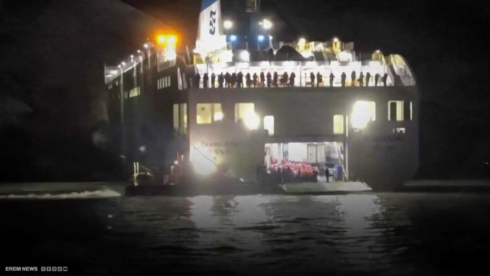 قبطانها مشغول بهاتفه.. جنوح عبّارة على متنها 267 شخصا (فيديو إرم)