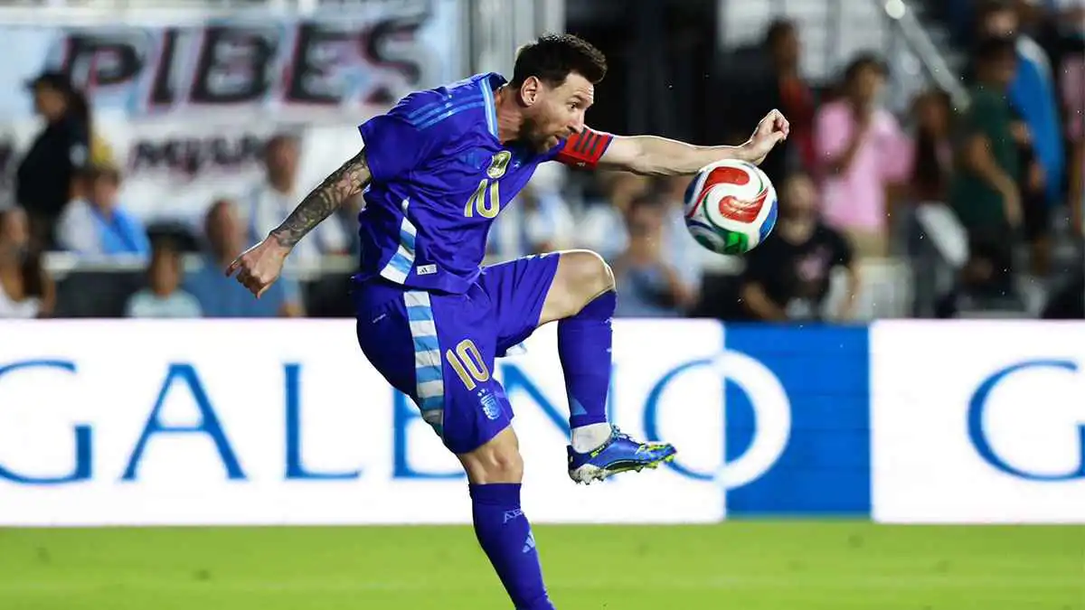 ارفعوا رؤوسكم.. أول رد فعل من ميسي بعد خسارة الأرجنتين أمام المغرب (صورة)