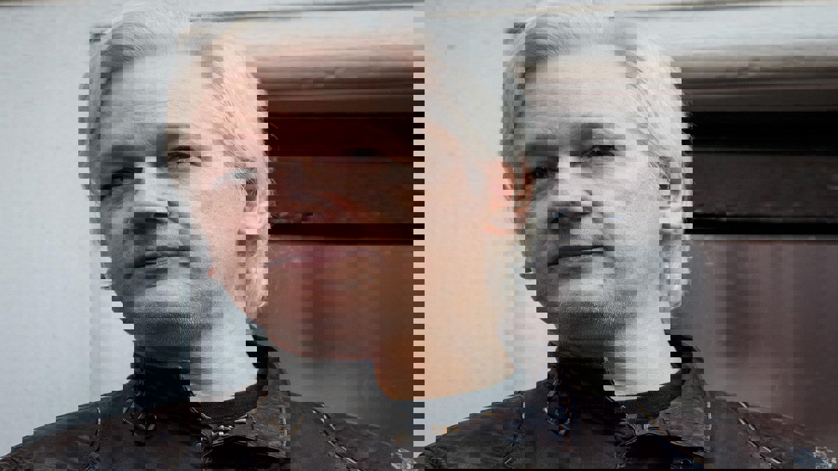 "جوليان أسانج" مؤسس موقع ويكيليكس يمثل أمام محكمة في بريطانيا حليق الذقن