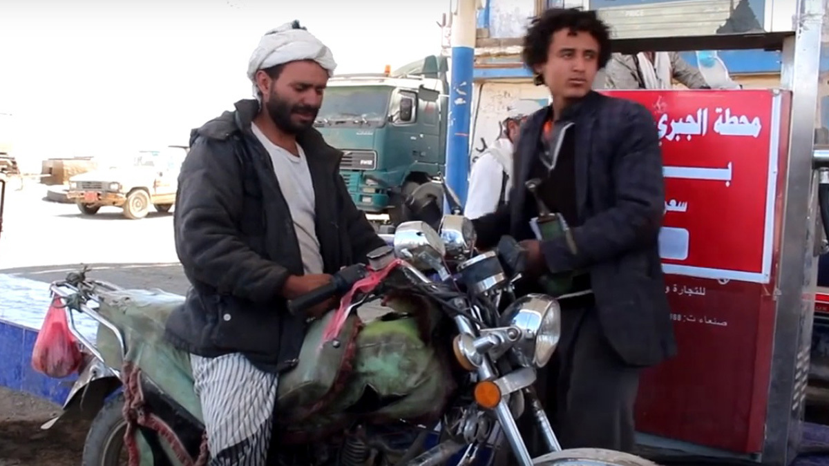 أزمة خانقة على المشتقات النفطية بصنعاء للمرة الثانية خلال رمضان (صور)