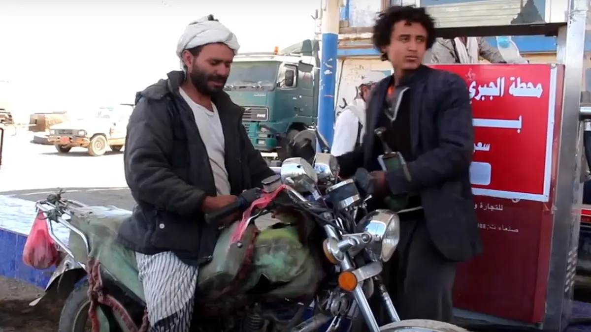 أزمة خانقة على المشتقات النفطية بصنعاء للمرة الثانية خلال رمضان (صور)