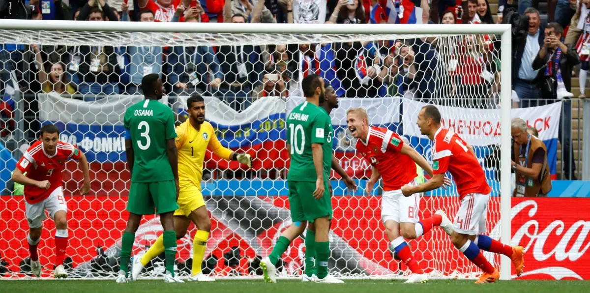 شاهد رد فعل محمد بن سلمان وفلاديمير بوتين بعد هدف روسيا في شباك السعودية (فيديو)