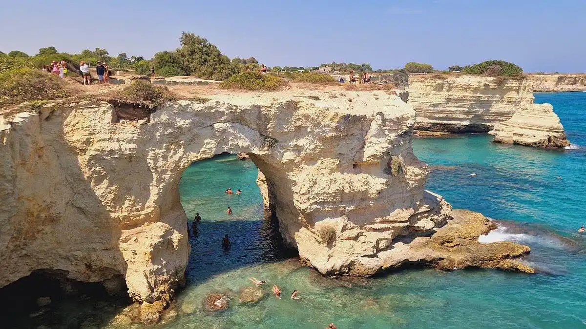 "قوس الحب" الإيطالي ينهار "يوم عيده" بسبب سوء الأحوال الجوية