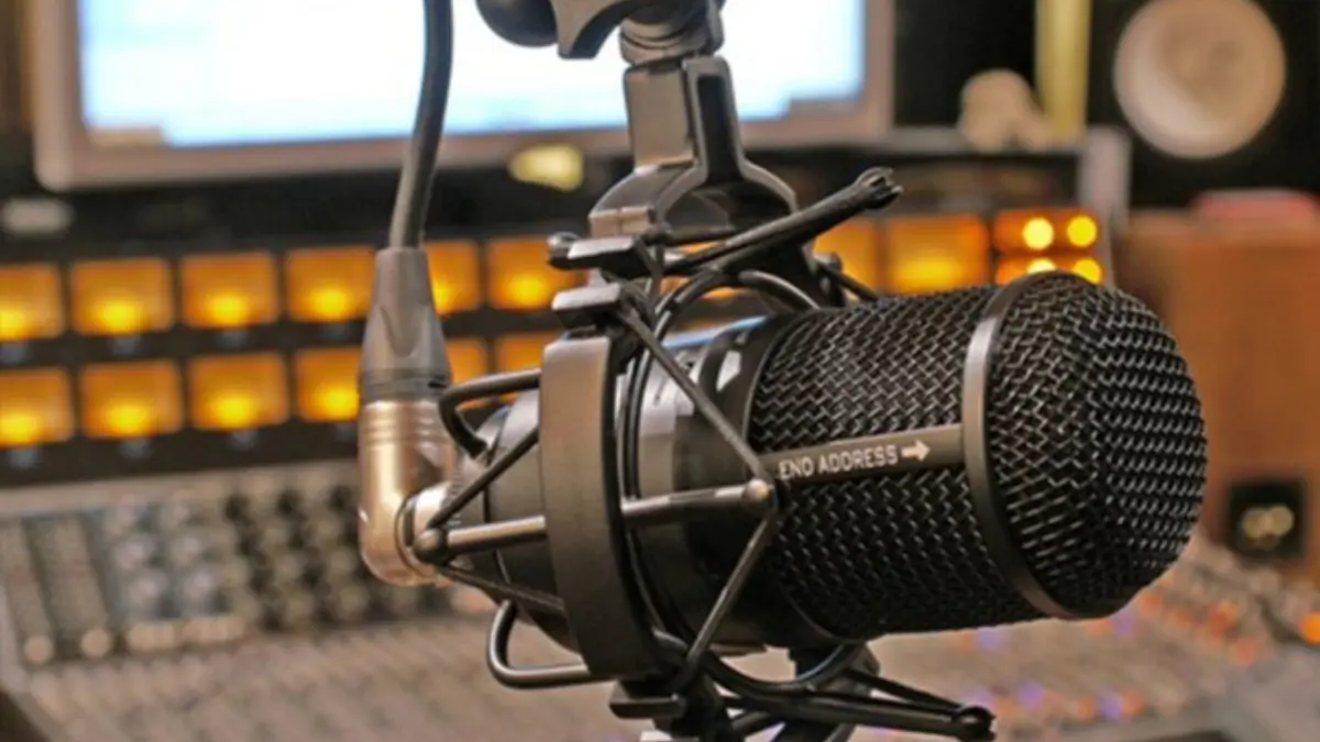 إذاعة قطرية تفصل موظفًا بث أغنية عن الملك سلمان (فيديو)