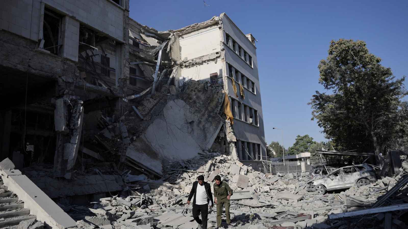 قصف إسرائيلي لدمشق يباغت مذيعة على الهواء (فيديو)