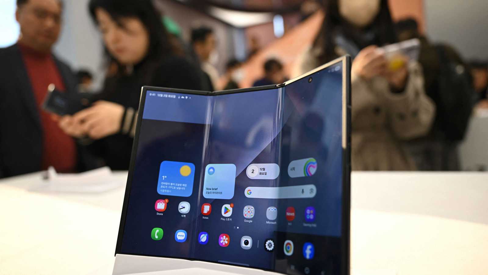 ثورة في 2026..  هاتفك الذكي سيتحول إلى "منصة رقمية" تدير حياتك