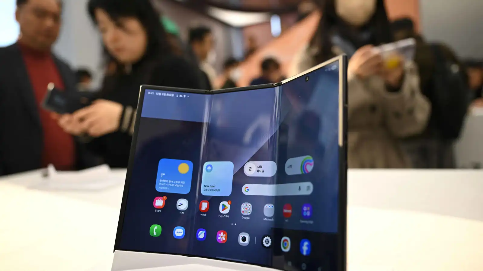 ثورة في 2026..  هاتفك الذكي سيتحول إلى "منصة رقمية" تدير حياتك