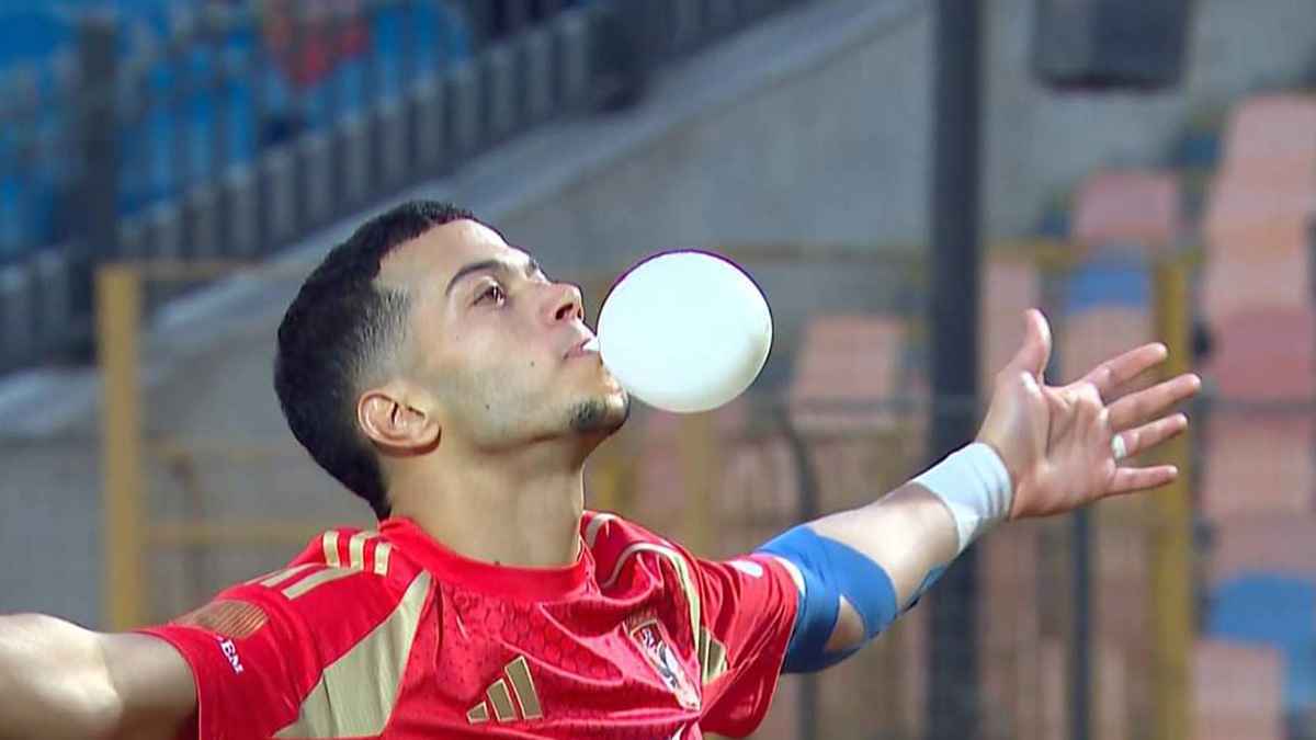 نفخ بالونة بيضاء ثم دهسها بقدمه.. احتفال مثير من إمام عاشور (فيديو)