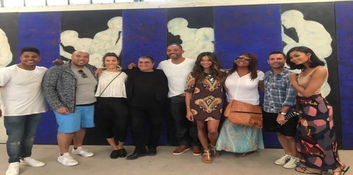 شاهد بالصور.. الممثل الأمريكي ويل سميث يأكل "الطاجين" في شوارع مراكش