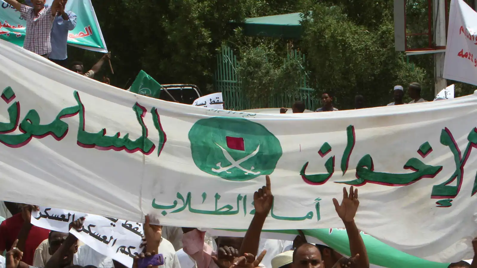 شبكة "الإخوان".. كيف تسللت "الدولة الموازية" إلى قلب أمريكا منذ 4 عقود؟