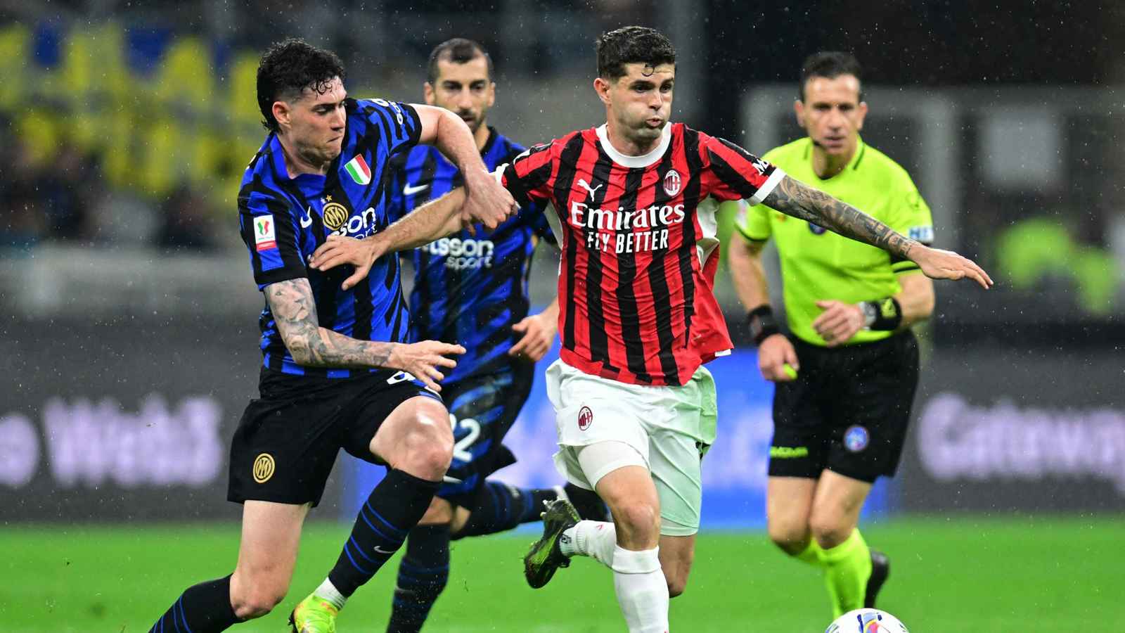 ميلان يدكّ شباك الإنتر بثلاثية ويتأهل لنهائي كأس إيطاليا (فيديو)